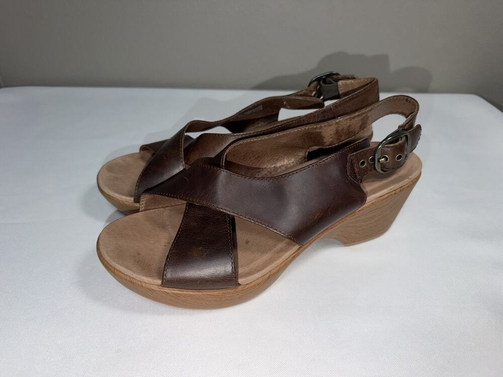Dansko Jacinda Brown Leather Cross Strap Strappy Sandals SZ 38 / 8 Buckle Heel